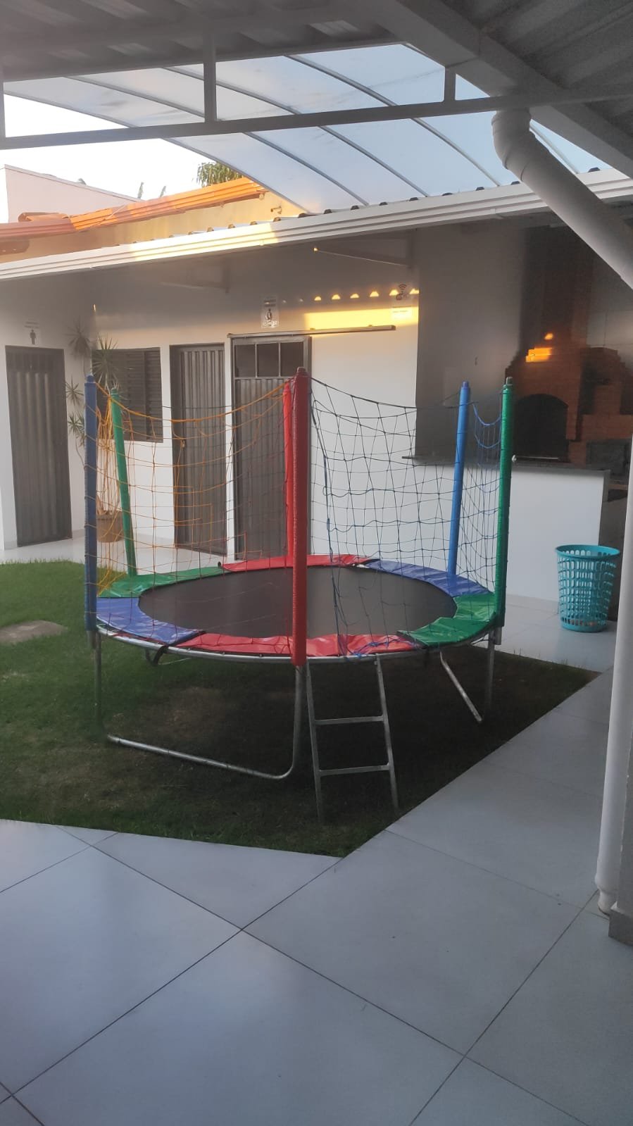 Cama Elástica no salão de festa